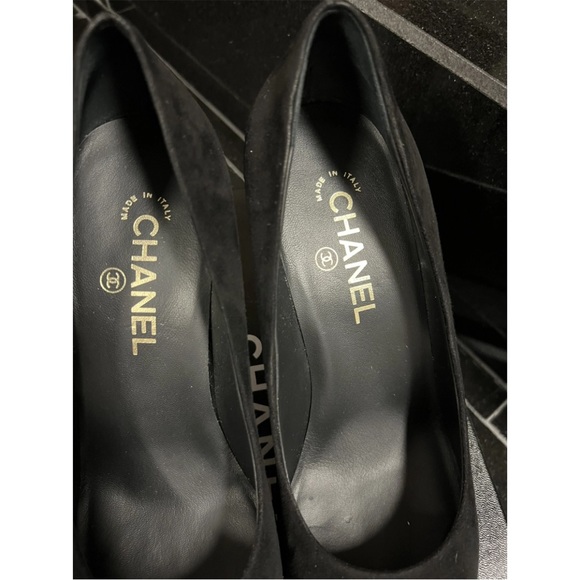 Like new CHANEL suede heels with cap toe and pearl - Picture 3 of 9
